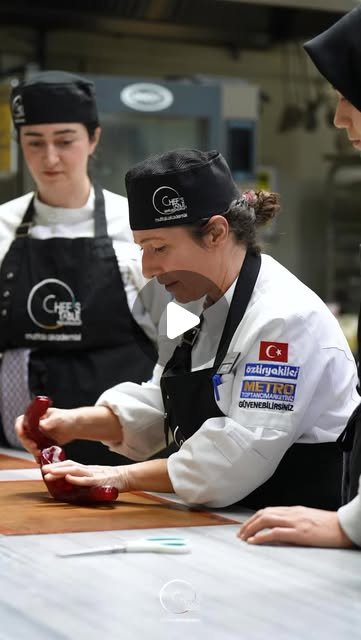 Profesyonel Pastacılık ve Ekmekçilik Eğitimi Sınıflarımızda Bu Hafta. Geleceğin Şefi Olmak Senin Elinde, Haziran Dönemi İçin Avantajlı Fiyat Kontenjanını Kaçırmamak İçin Randevunu Al, Görüşmeye Gel! #işiniseverekyap #profesyonelpastacılık #mutfakakademisi
