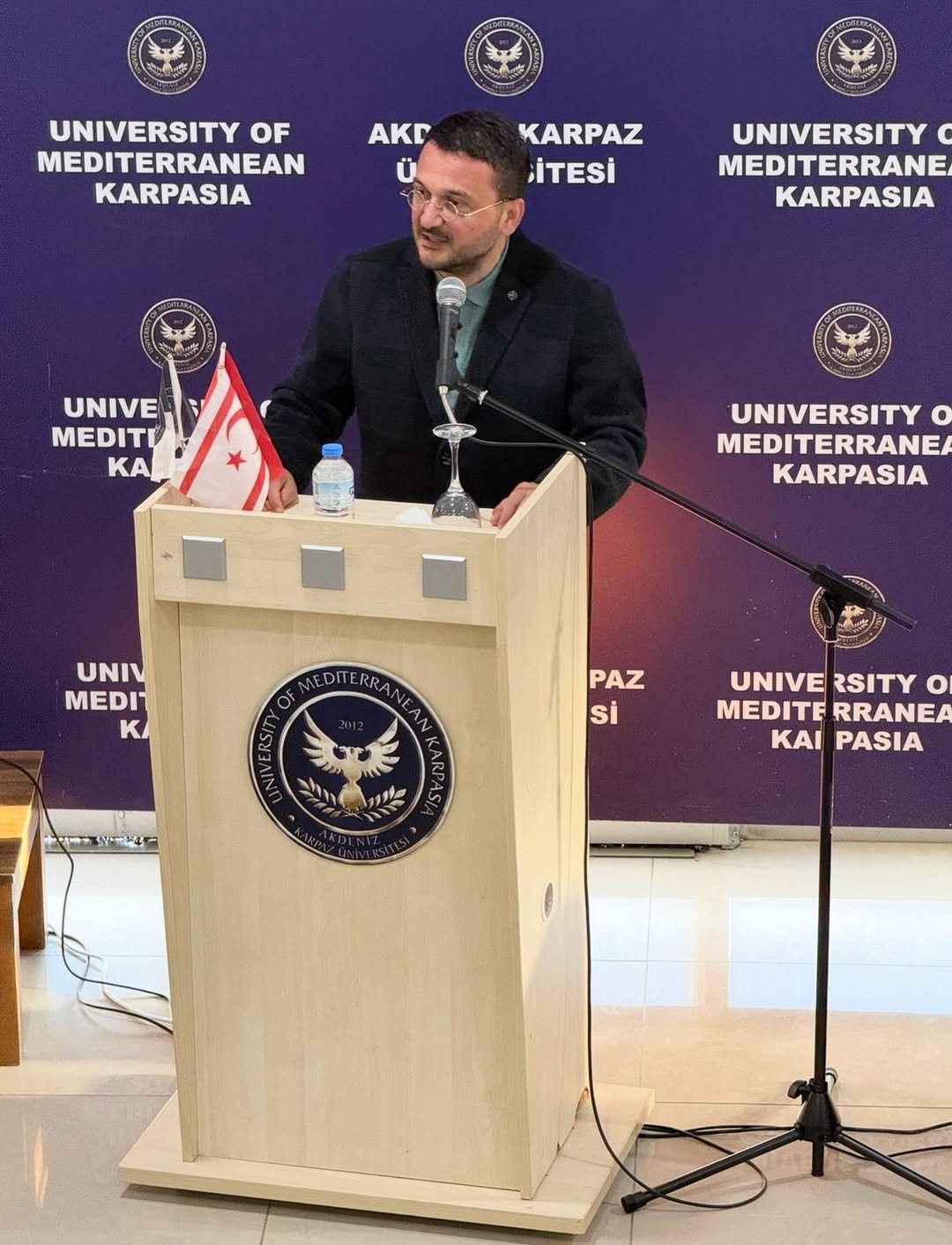 Bugün@akdenizkarpazÜniversitesin’de Çok Değerli Hocam Rektör Yardımcısı@prof.dr.ismetesenyel‘in Davetlisi Olarak Çok Değerli Bir Panel Gerçekleştirdik. K.K.T.C’nin Müthiş Yöresel Lezzetlerini Tatdık, Gezdik, Tarihi Dokuyu Hissettik, Gastronomiyi Konuştuk. Çok Değerli ve Keyifli Bir Paneldi. Değerli@prof.dr.ismetesenyelHocama,Emeği Geçen Tüm Herkese ,Gastronomi Bölümüne ve Başkanına Teşekkür Ederim.