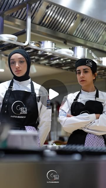 Profesyonel Aşçılık Eğitimi 4 ay süreyi kapsayan  ve ardından 4 ay staj süreci ile devam eden bir periyottur.Kişi isteğe bağlı olarak stajsız’da eğitime katılabilir. Eğitim dünyanın dört bir tarafında tüm mutfak konseptlerinde çalışılabilecek şekilde içerik ve teknikleri kapsar. Yeni dönem Haziran’da Başlıyor! #mutfakakademisi #profesyonelaşçılık #chefstablemutfakakademisi