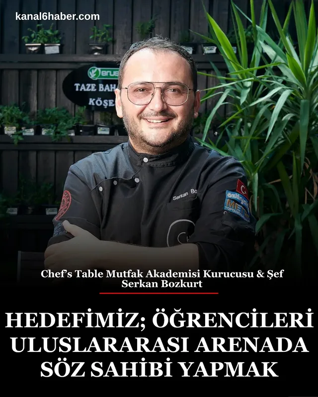​“Hedefimiz, öğrencilerimizi uluslararası arenada söz sahibi yapacak seviyeye taşımak.” 🌍🔪✨​Mutfak sanatlarında sadece teknik yeterlilik değil, küresel bir vizyon inşa etmek mümkün mü? 👨‍🍳🎓Şef Serkan Bozkurt, gastronomi eğitimindeki dönüşümü, genç yeteneklerin dünya mutfağındaki yerini ve gelecek hedeflerini anlattı🎙️🔥​#serkanbozkurt #gastronomi #gastronomieğitimi #chefstablemutfakakademisi #röportaj