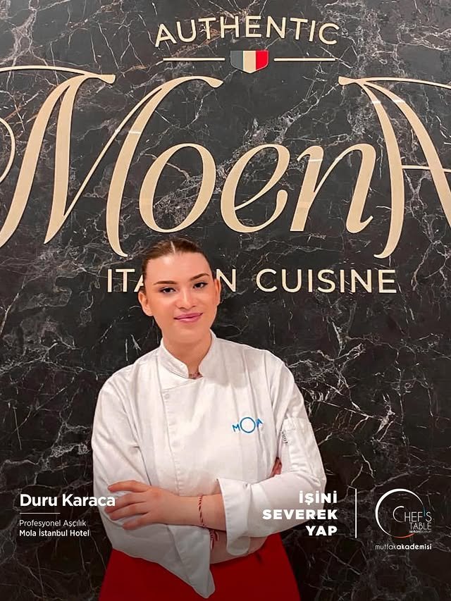 Profesyonel Aşçılık Eğitimi mezunlarımızdan Duru Karaca, Mola İstanbul Hotel’de işe başlamıştır. Sevgili Duru Karaca’ya kariyerinde bol şans ve başarılar diliyoruz. Yolu açık olsun!#chefstablemutfakakademisi #profesyonelaşçılıkeğitimi #işiniseverekyap