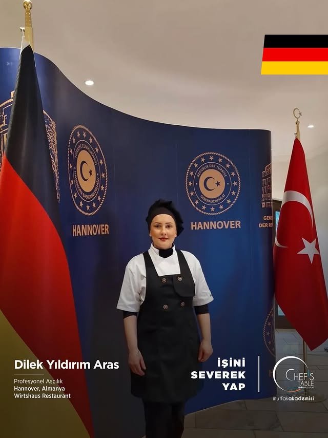 Profesyonel Aşçılık Eğitimi 2015 yılı mezun öğrencilerimizden Dilek Yıldırım Aras, Wirtshaus Restaurant / Hannover, Almanya’da Sous Chef (aşçıbaşı yardımcısı) olarak kariyerine devam etmektedir. Sevgili Dilek Yıldırım Aras’a kariyerinde bol şans ve başarılar diliyoruz. Yolu açık olsun!#chefstablemutfakakademisi #profesyonelaşçılıkeğitimi #işiniseverekyap